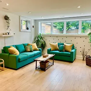 Boho-chic Spacious Basement Toronto